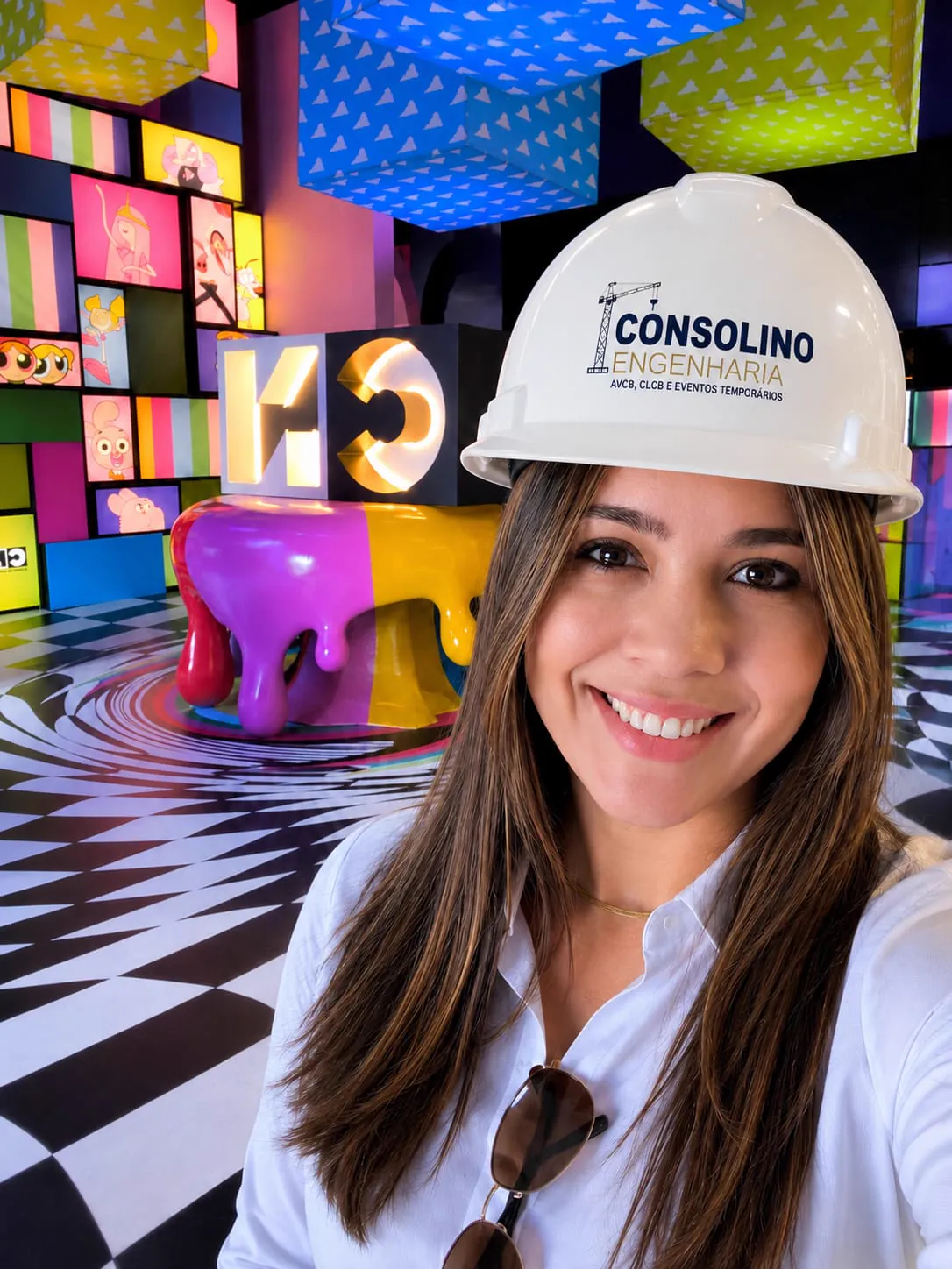 Engenheira responsável da Consolino Engenharia com capacete de segurança